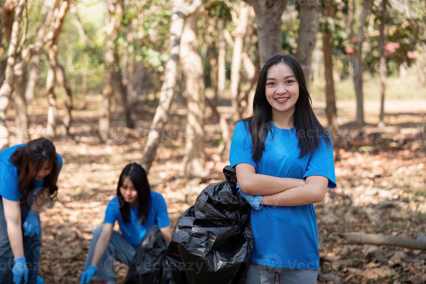 voluntario coleccionar el plastico basura en el bosque. el concepto de ambiental conservación. global ambiental contaminación. limpieza el bosque foto