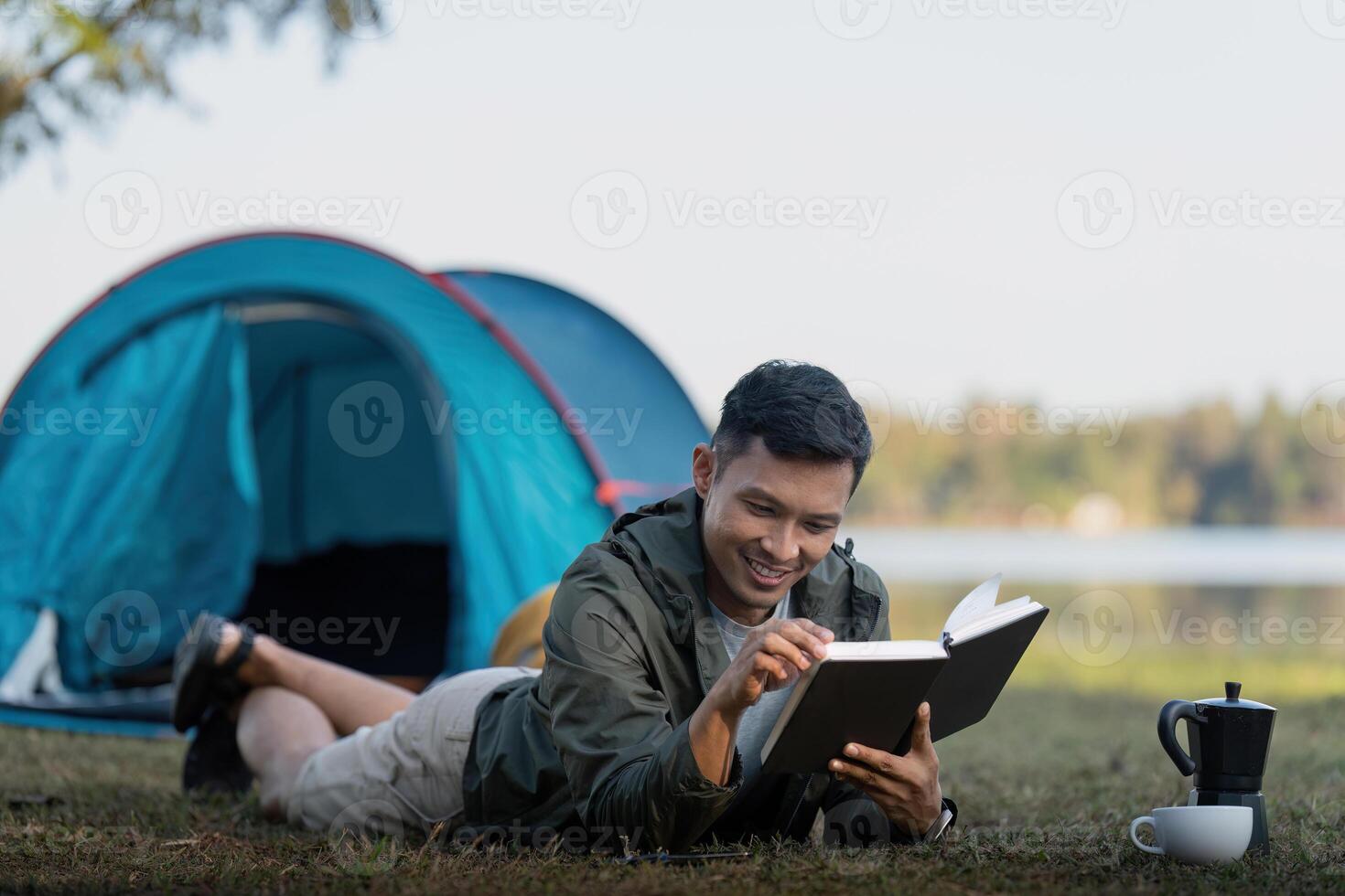 hombre leer libro mientras viajero con cámping. concepto de moderno personas estilo de vida en trabajando foto