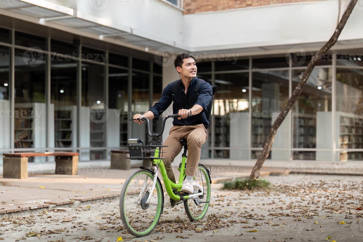 empresario y bicicleta en ciudad a trabajo con eco simpático transporte. contento empresario profesional montando un bicicleta en urbano calle foto