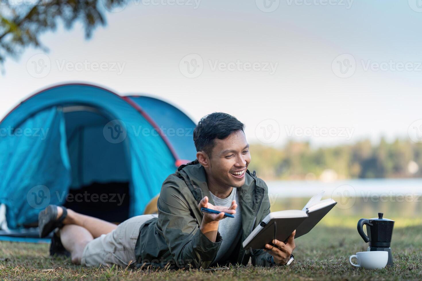 hombre leer libro mientras viajero con cámping. concepto de moderno personas estilo de vida en trabajando foto