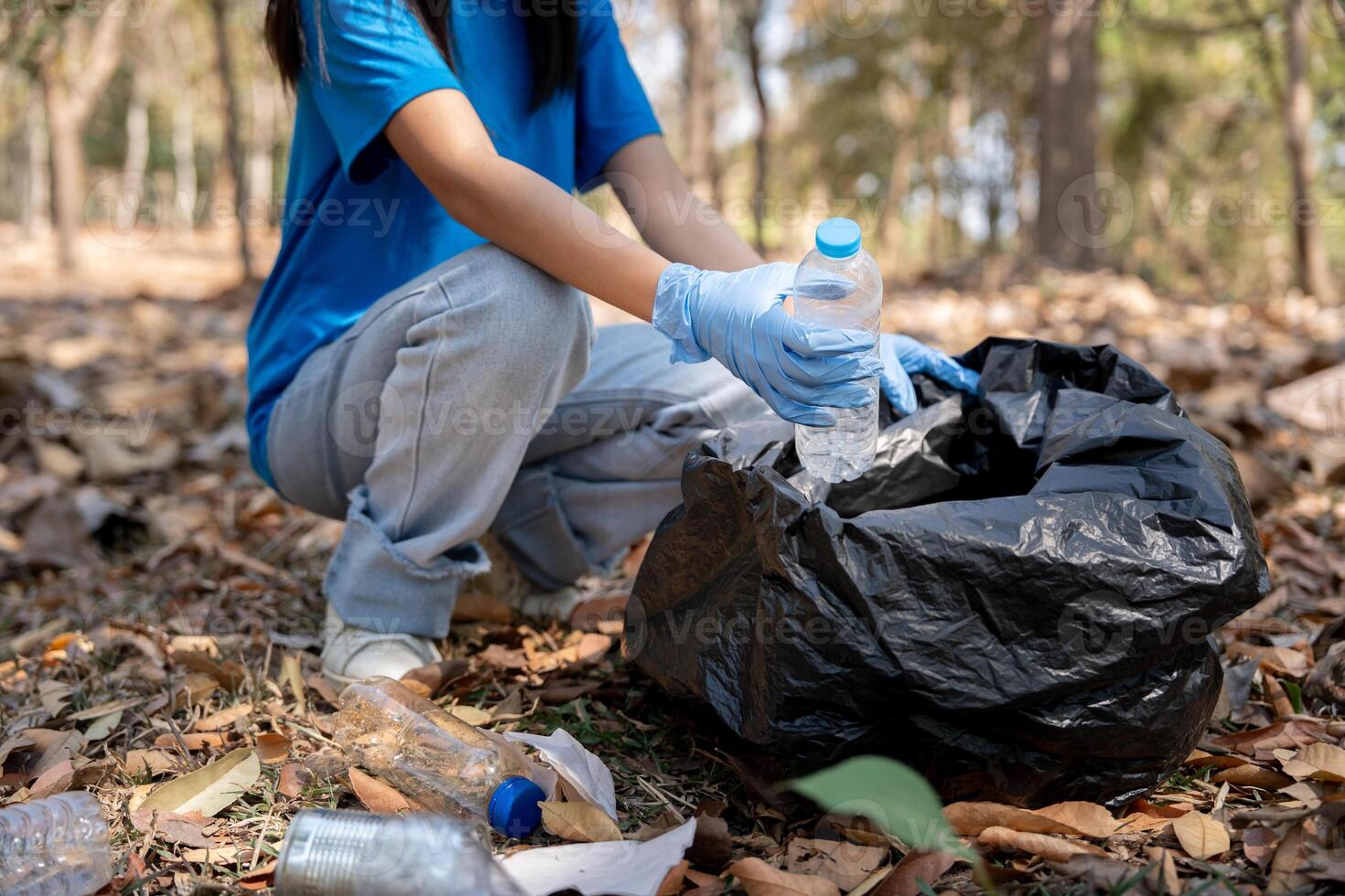 joven personas amigo voluntario coleccionar basura el plastico botellas a basura bolsas. ambiental cuidado ecología concepto foto