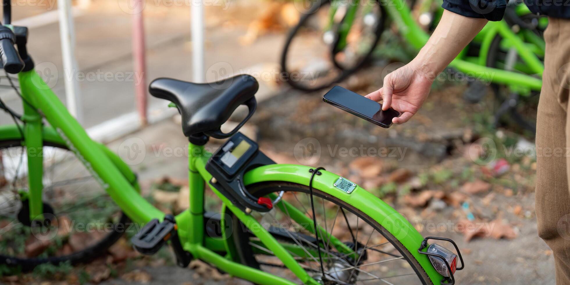 empresario utilizando móvil aplicación, exploración qr código para alquiler bicicleta en el trabajar, eco transporte concepto foto