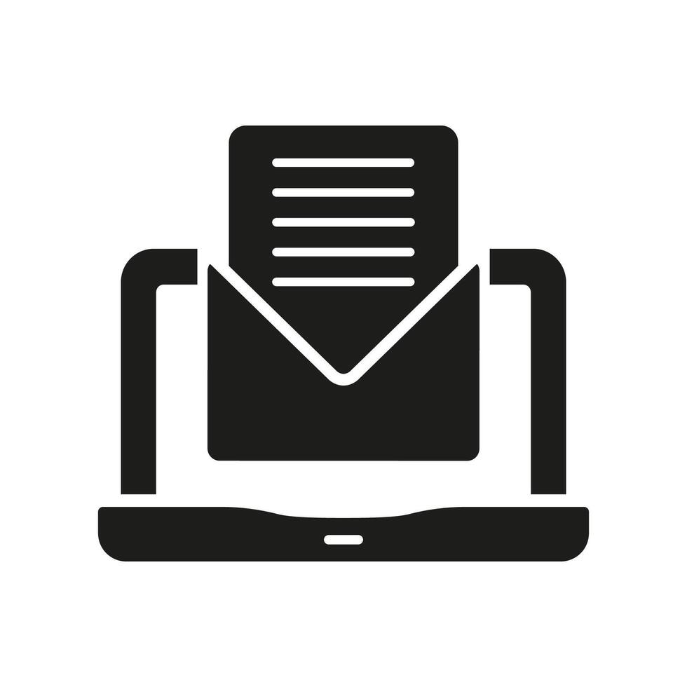 en línea comunicación silueta icono. ordenador portátil con correo electrónico, sobre en computadora pantalla glifo pictograma. recibir digital letra sólido signo. nuevo mensaje símbolo. aislado vector ilustración