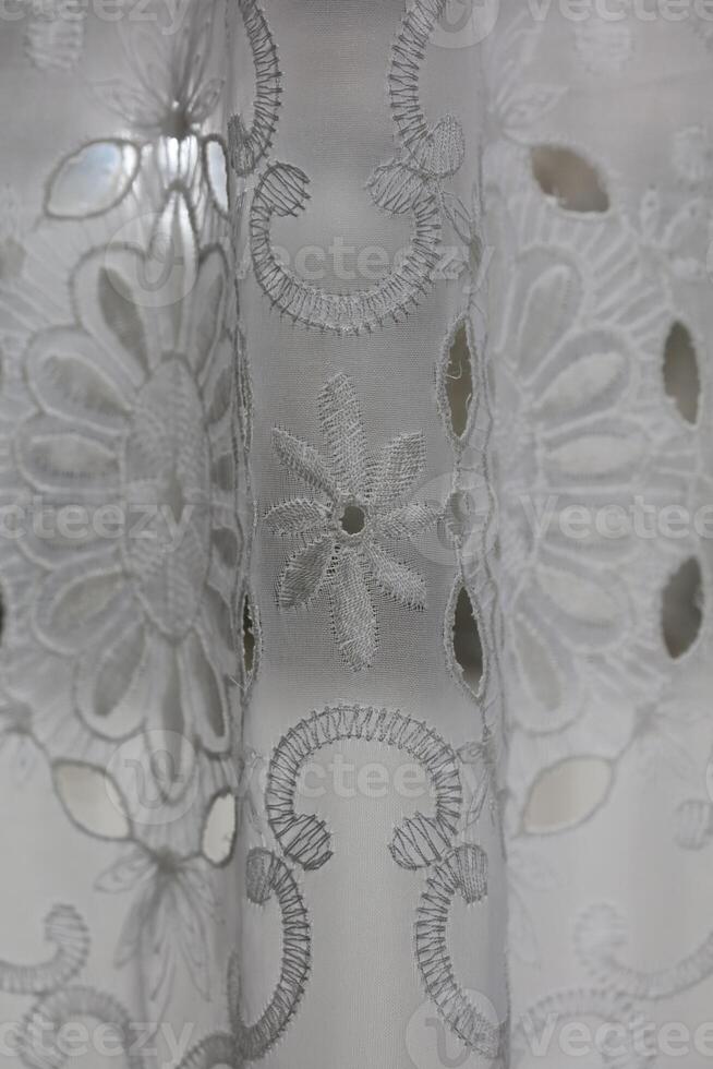 tradicional blanco hecho a mano cortina con cordón ideal para decorando espacios con estética Clásico retro hogar grande Talla alto calidad instante valores fotografía foto