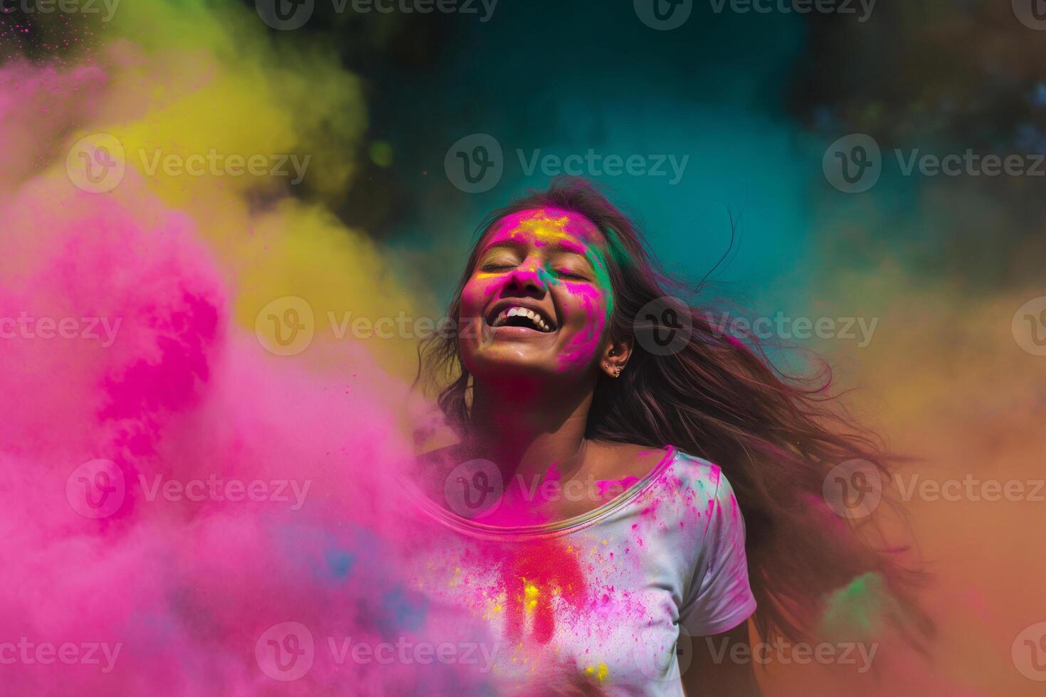 ai generado alegre indio mujer cubierto con vistoso polvo pintar celebra santo a santo festival en India foto