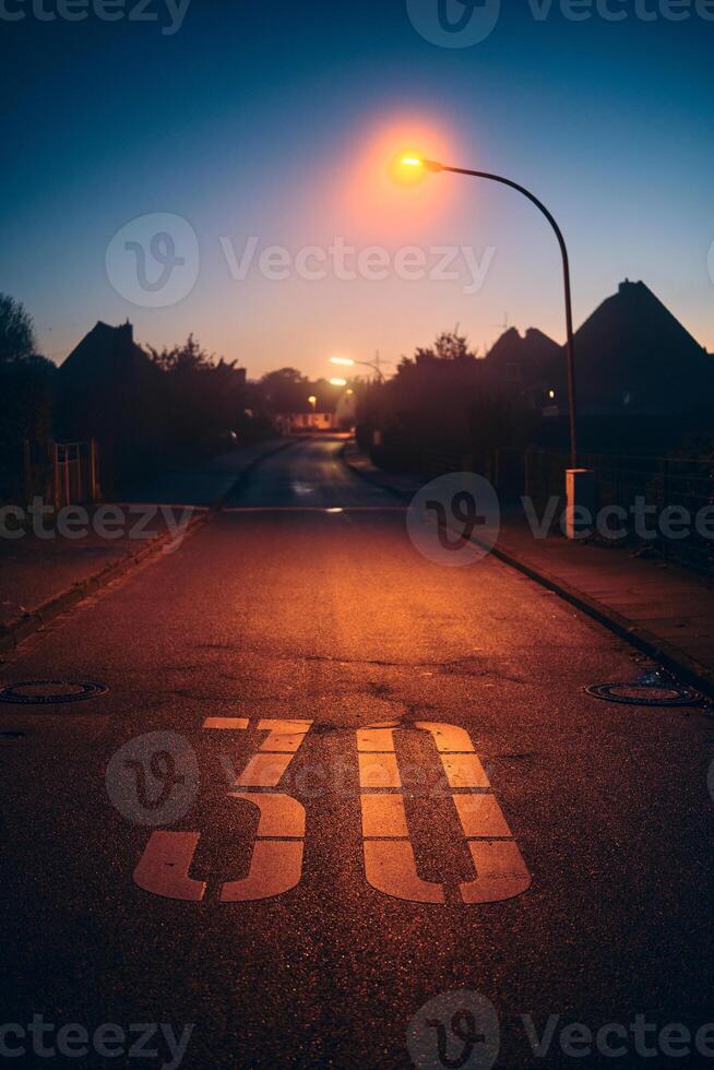 velocidad límite en calle iluminado por calle lámpara foto