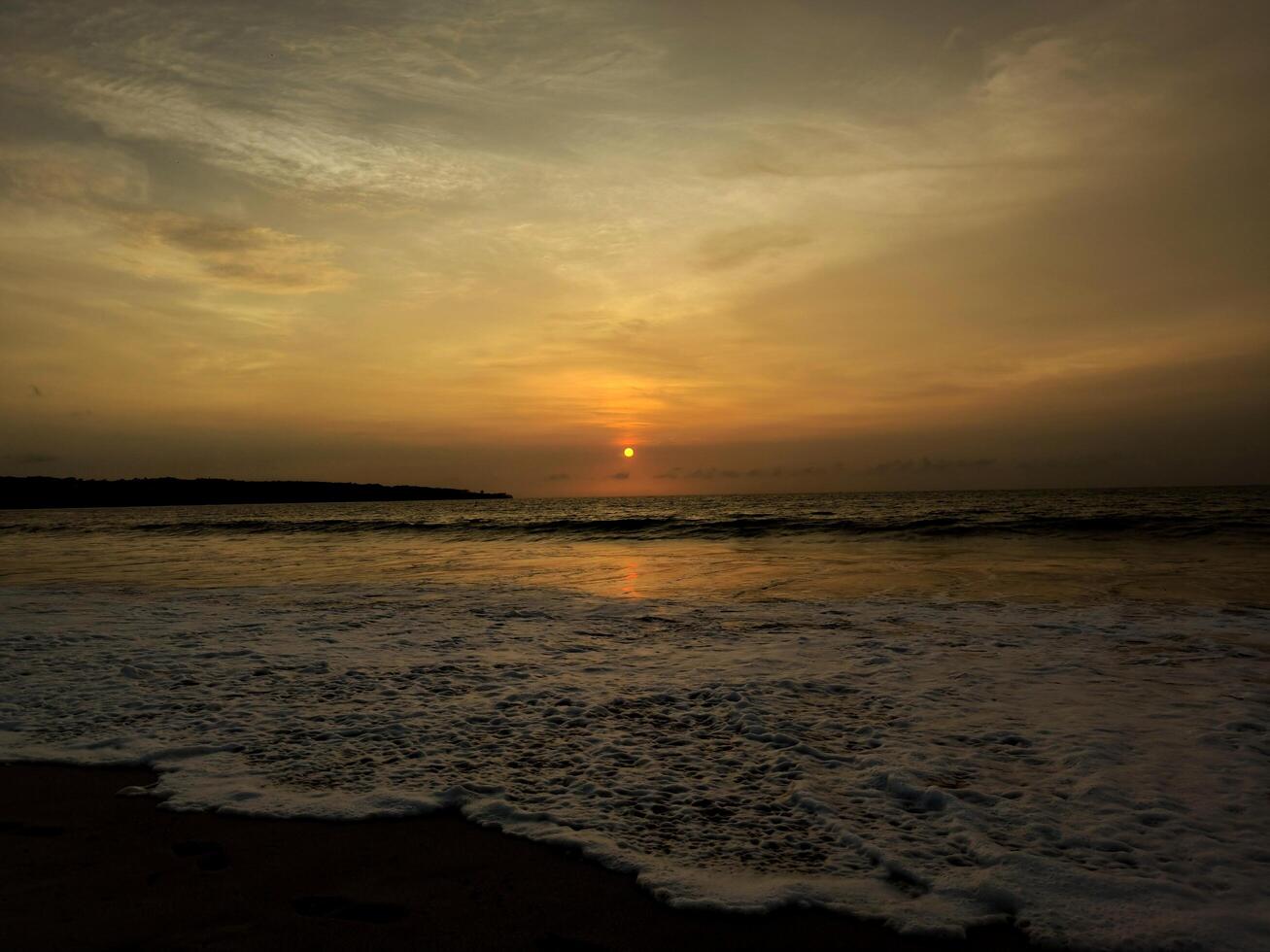 puesta de sol a kuta playa bali Indonesia foto