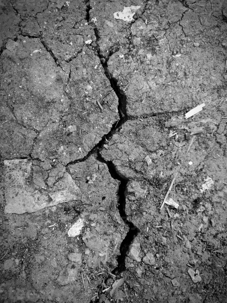 un foto de agrietado suelo en el seco temporada para el antecedentes