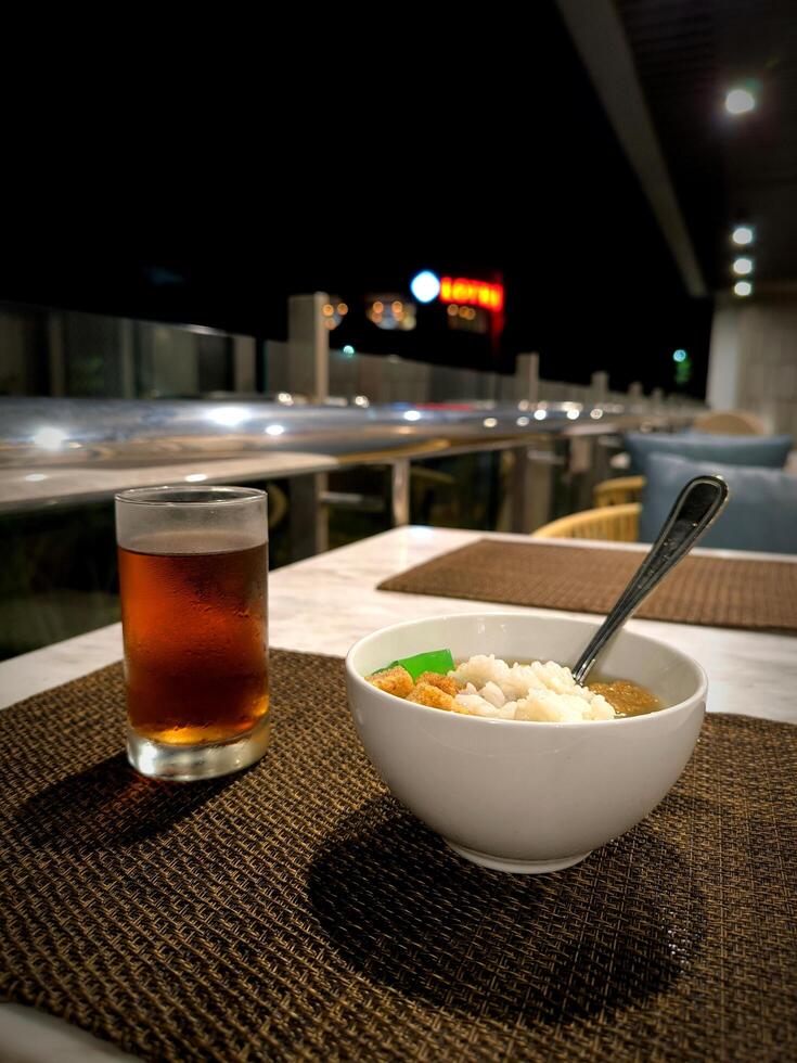 un cuenco de Wedang redondo y un vaso de calentar té acompañar mi noche foto