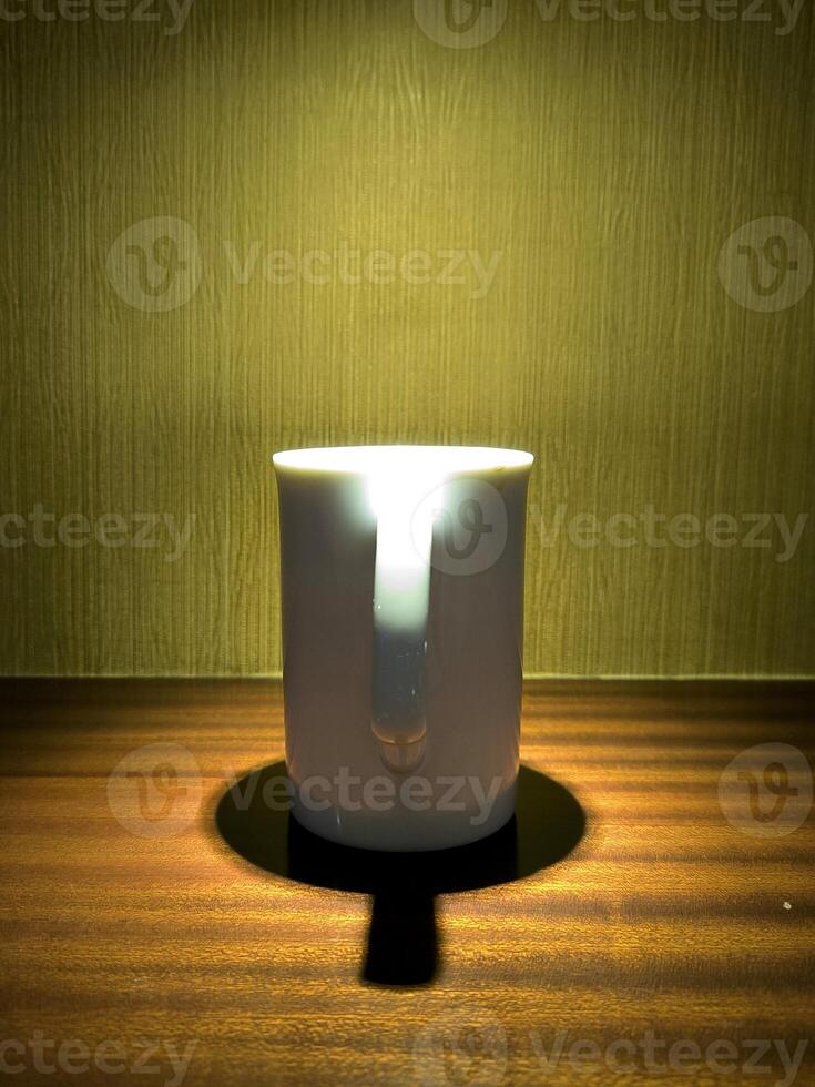 An objects is displayed on the table with a spotlight photo