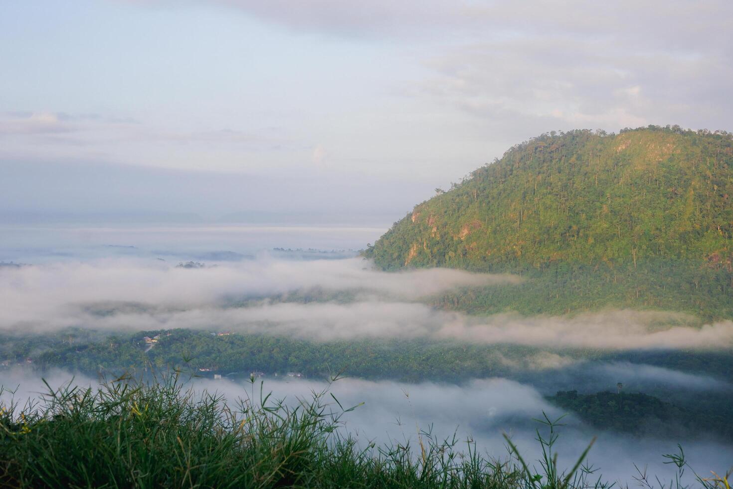 natural ver de montañas cubierto con Rocío montar boga situado en este Kalimantan foto