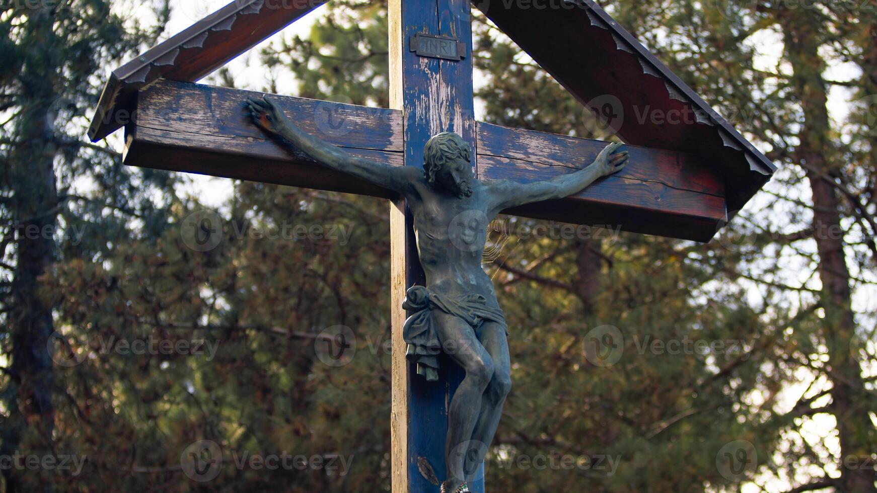 crucificado Jesús Cristo en el calabria montaña cerca el bosque foto