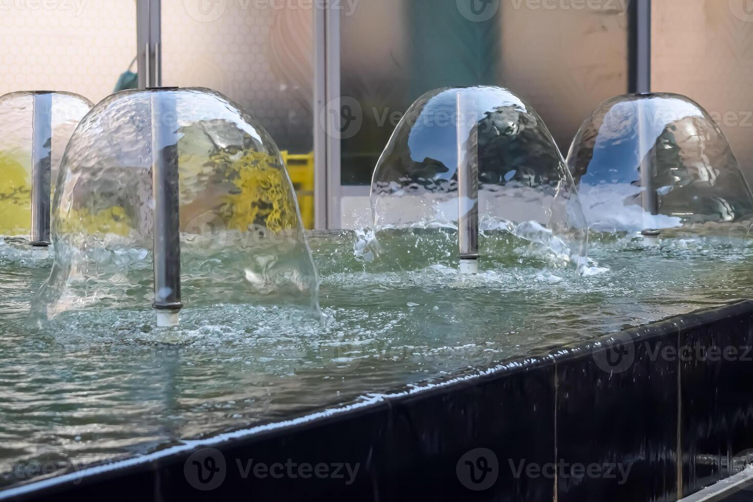 fuente en el complejo de bharat mandapam formalmente conocido como pragati maidan en Delhi India, trabajando fuente en el bharat mandapam complejo, agua en el fuente, fuente en el bharat mandapam parque foto