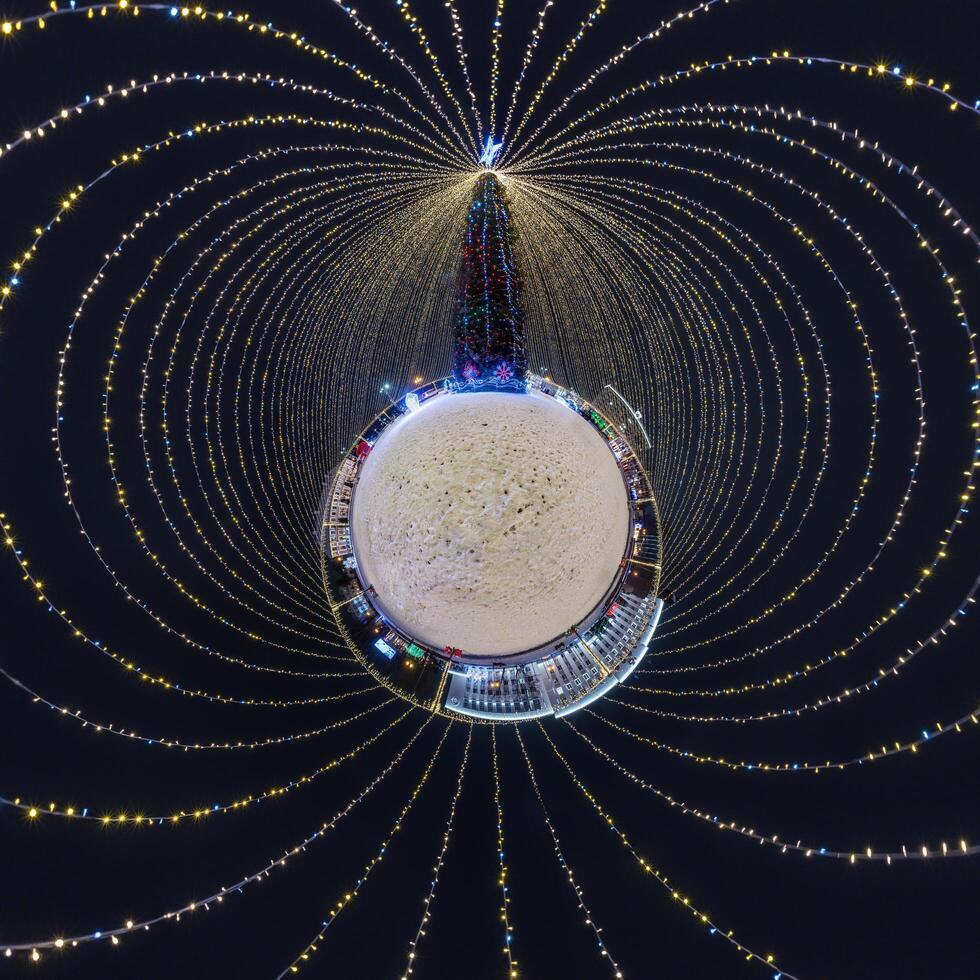 nuevo año minúsculo planeta con Navidad árbol. esférico aéreo 360 panorama noche ver en festivo cuadrado con iluminación en formar de tienda foto