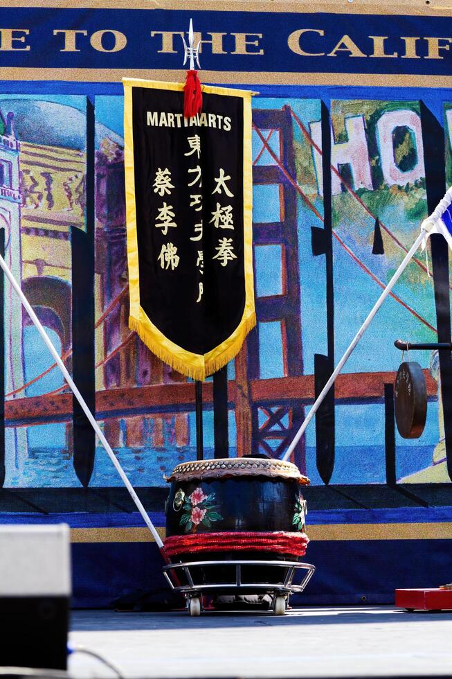 sacramento, California, 2011 - etapa a estado justa con chino bandera y tambor foto
