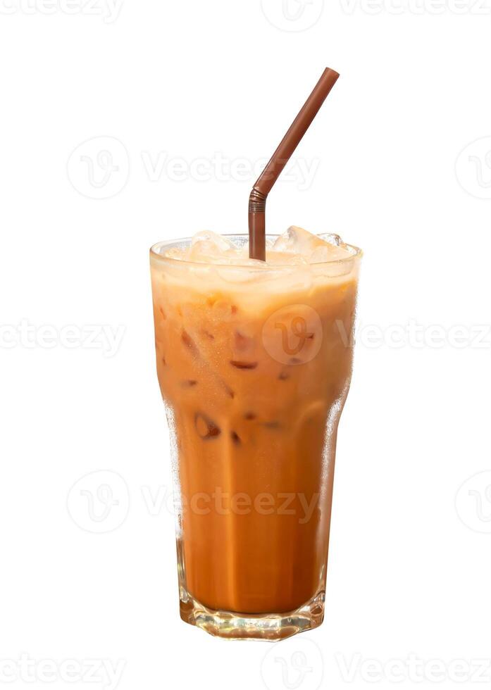 frente ver de frío naranja tailandés té con condensado Leche y hielo aislado en blanco antecedentes con recorte camino foto