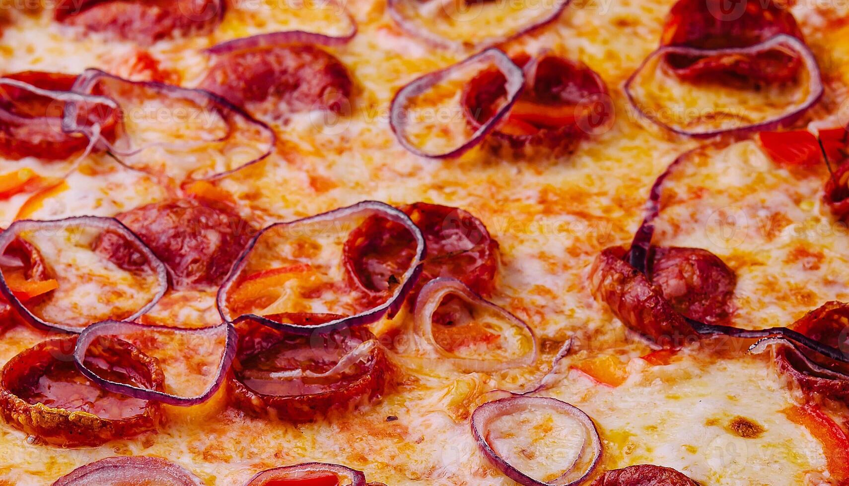 Pizza con salchicha y rojo cebolla foto