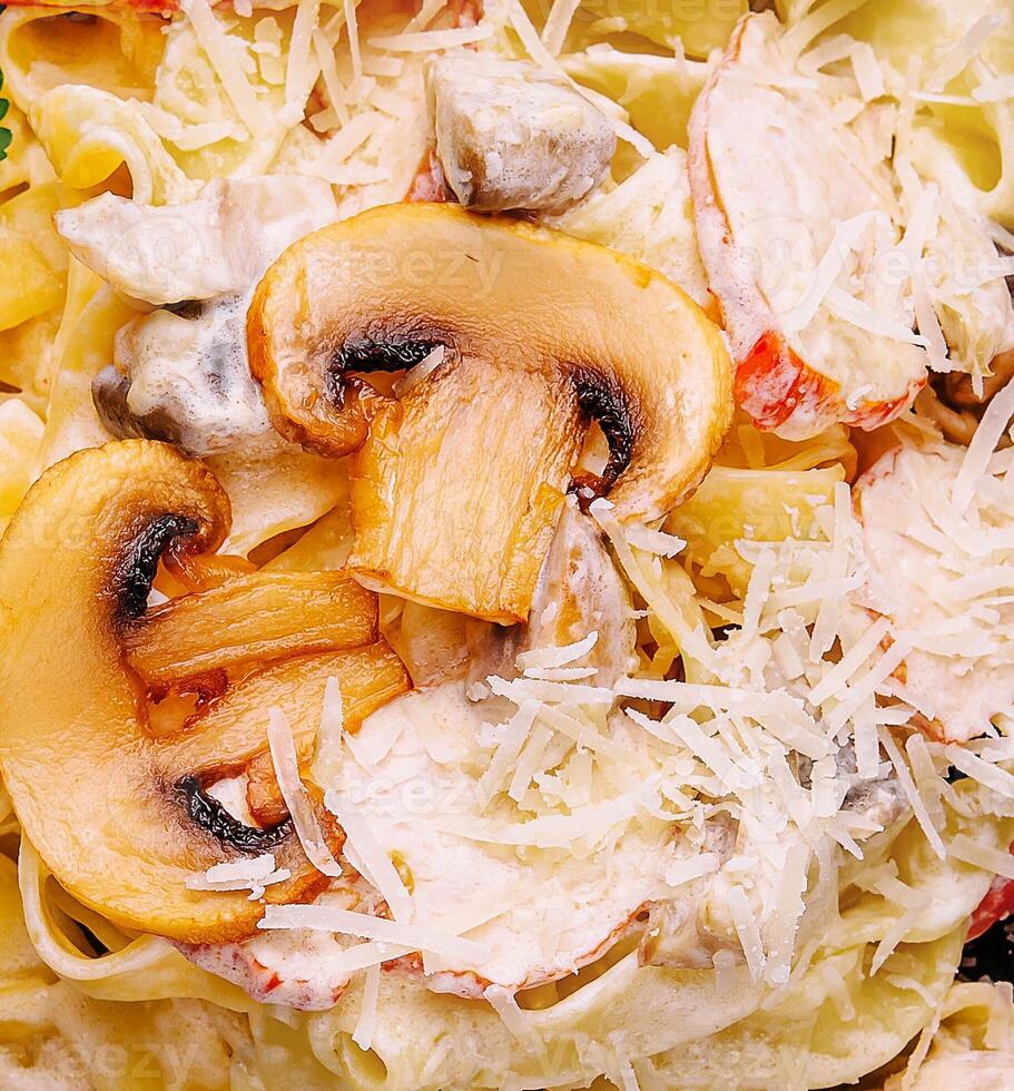 Delicious asian noodles with vegetables macro photo