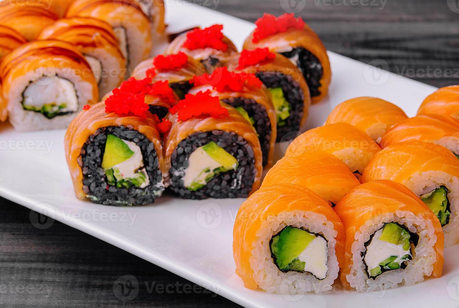 varios Filadelfia Sushi rollos con salmón en un plato foto