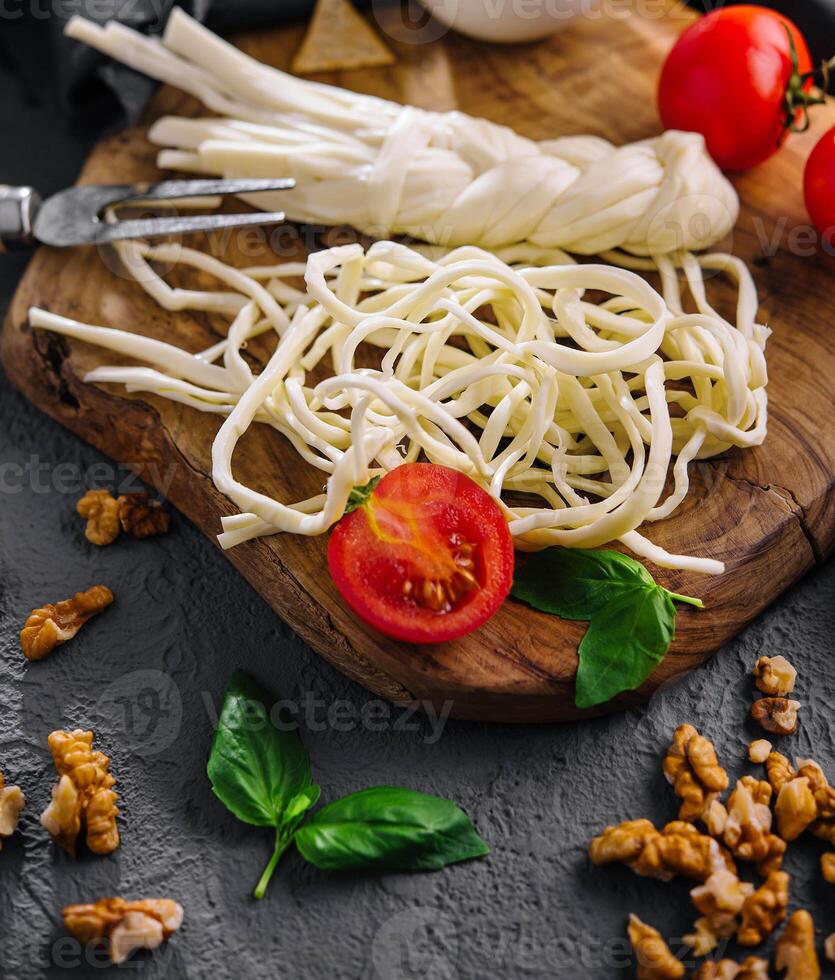 tradicional hecho a mano eslovaco korbacik cuerda queso foto