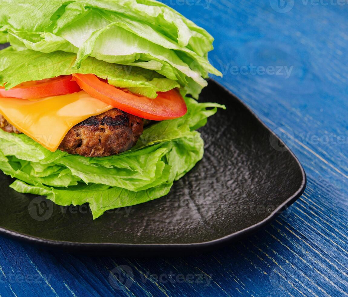 sano hamburguesa envuelto en lechuga foto