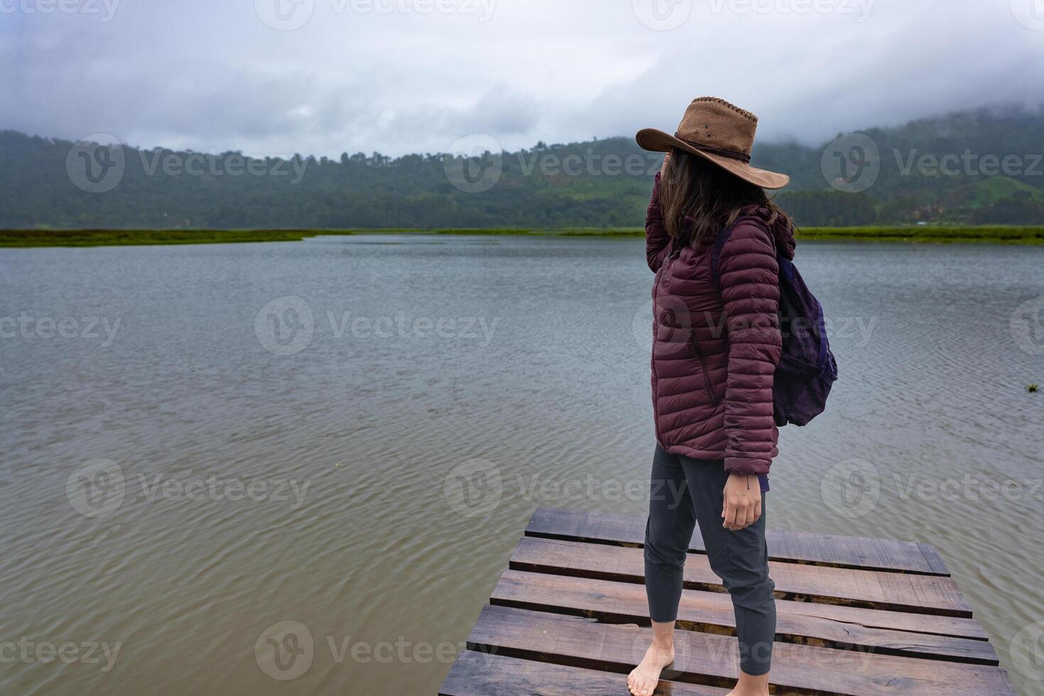 viajero mujer contempla el paisaje en el peruano selva. foto