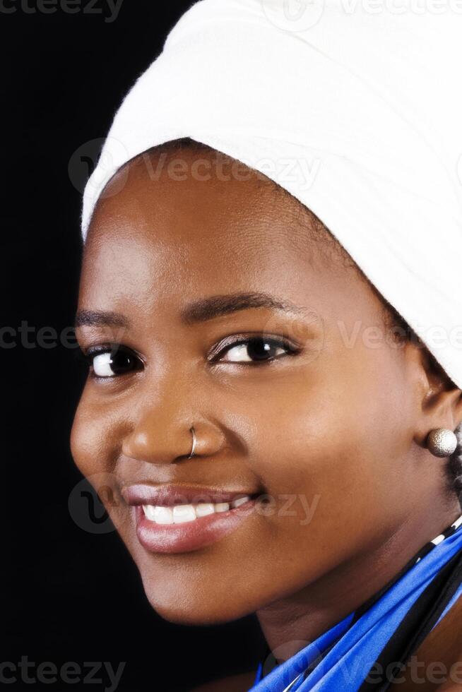 retrato atractivo africano americano mujer blanco cabeza bufanda foto