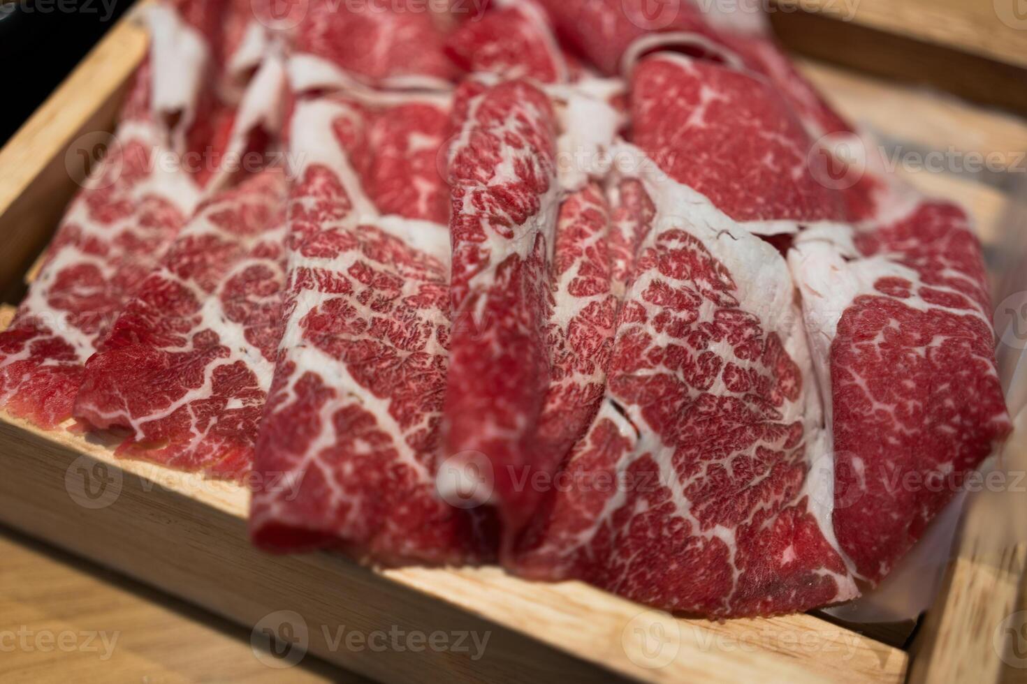 prima crudo carne de vaca rebanado wagyu jaspeado carne de vaca en madera caja foto