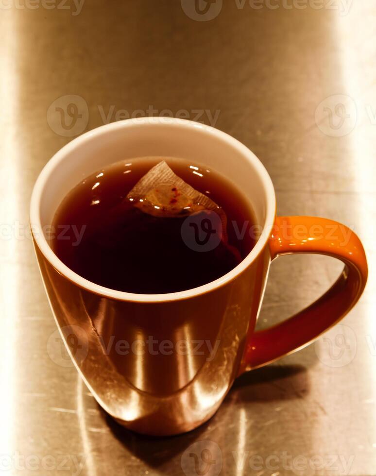 té bolso empapado en naranja cerámico taza foto