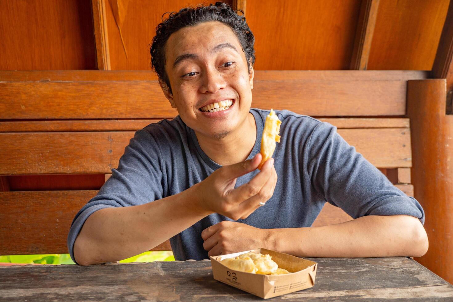 hombre expresión feliz, sonrisa, sorprendido cuando comer el plátano papas fritas el foto es adecuado a utilizar para sano cuidado, hombre expresión anuncio y diario actividad contenido medios de comunicación.