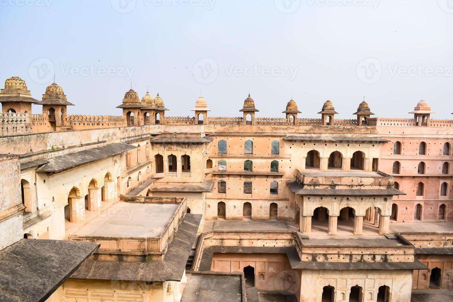 hermosa ver de orchha palacio fuerte, raja mahal y chaturhuj templo desde jahangir mahal, orcha, madhya pradesh, jahangir mahal - orchha fuerte en orcha, madhya pradesh, indio arqueológico sitios foto