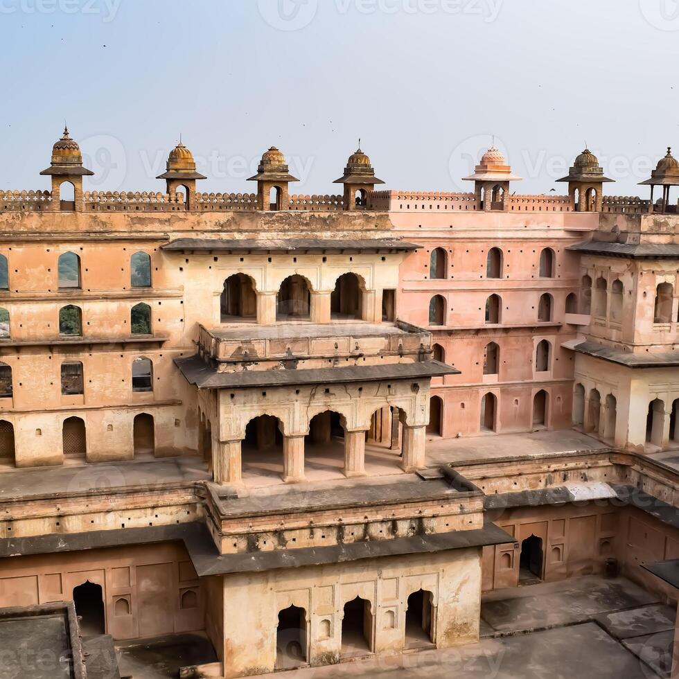 hermosa ver de orchha palacio fuerte, raja mahal y chaturhuj templo desde jahangir mahal, orcha, madhya pradesh, jahangir mahal - orchha fuerte en orcha, madhya pradesh, indio arqueológico sitios foto