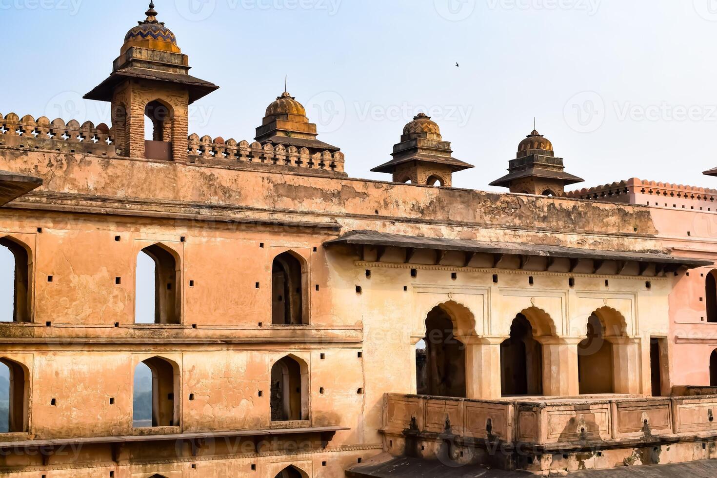 hermosa ver de orchha palacio fuerte, raja mahal y chaturhuj templo desde jahangir mahal, orcha, madhya pradesh, jahangir mahal - orchha fuerte en orcha, madhya pradesh, indio arqueológico sitios foto