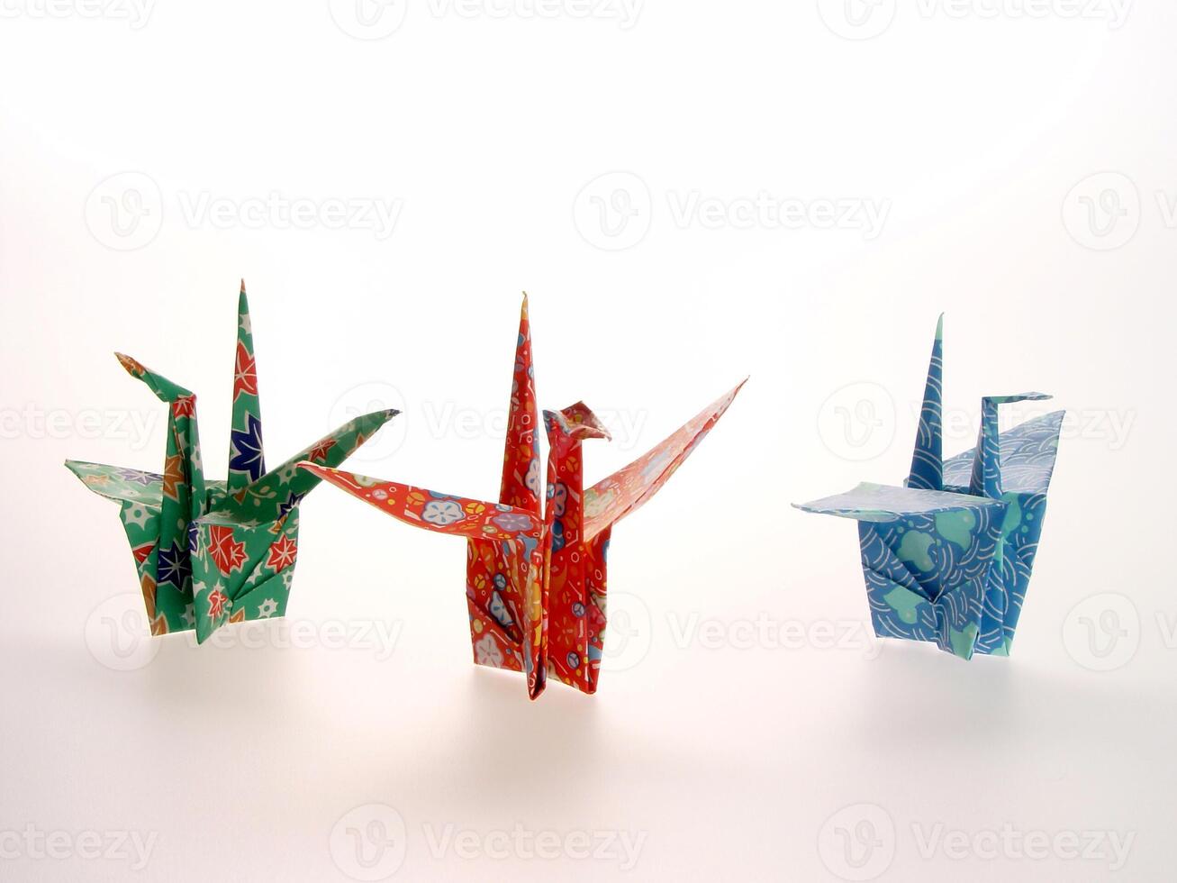 Tres oragami grúas de diferente colores foto