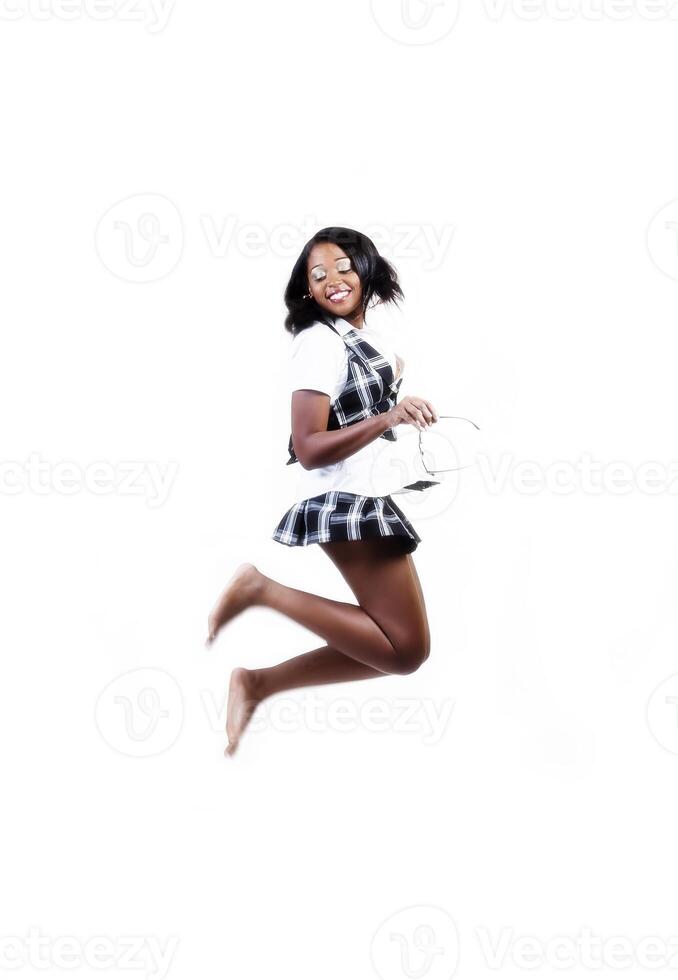 africano americano mujer en tartán falda y chaleco saltando foto