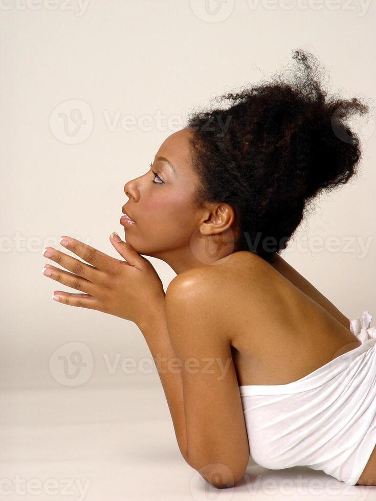 africano americano mujer perfil en piso blanco parte superior foto