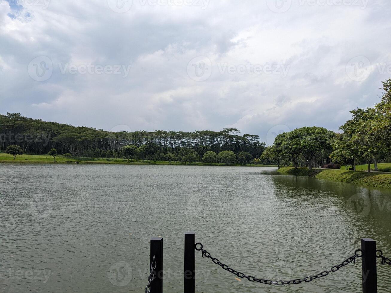 paisaje lago, pista y de madera muelle en bsb semarang, central Java. el foto es adecuado a utilizar para viajero contenido medios de comunicación, fiesta antecedentes y jardín póster.