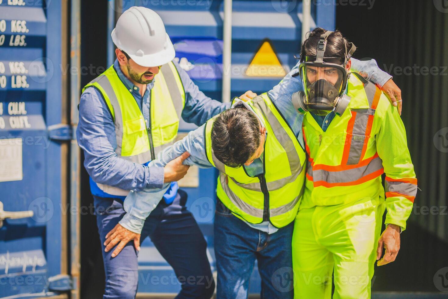 ingeniero vestir ppe urgentemente asistido el masculino técnica dentro envase como químico derramar en el envase Envío industria foto