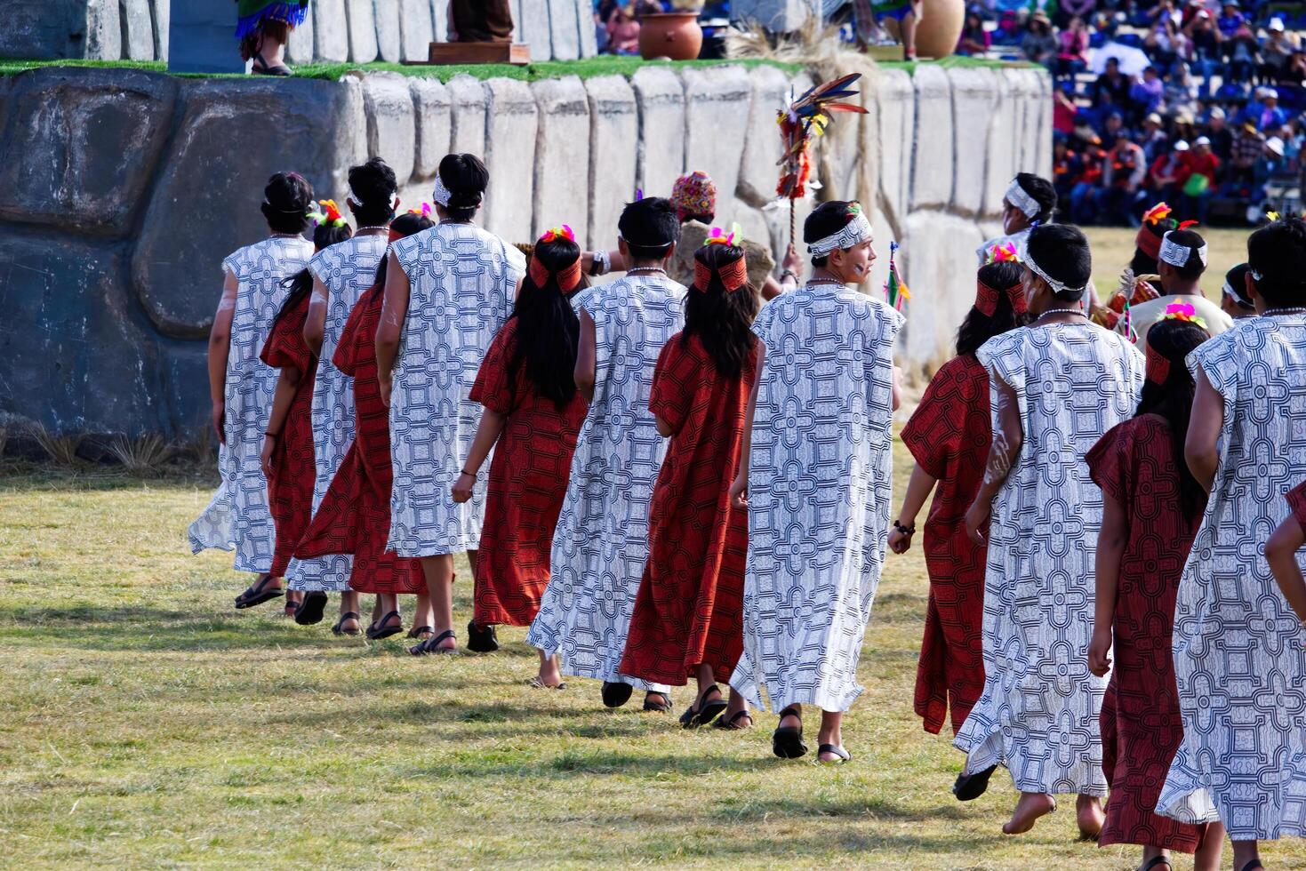 cusco, Perú, 2015 - hombres y mujer en tradicional disfraz Inti Raymi foto