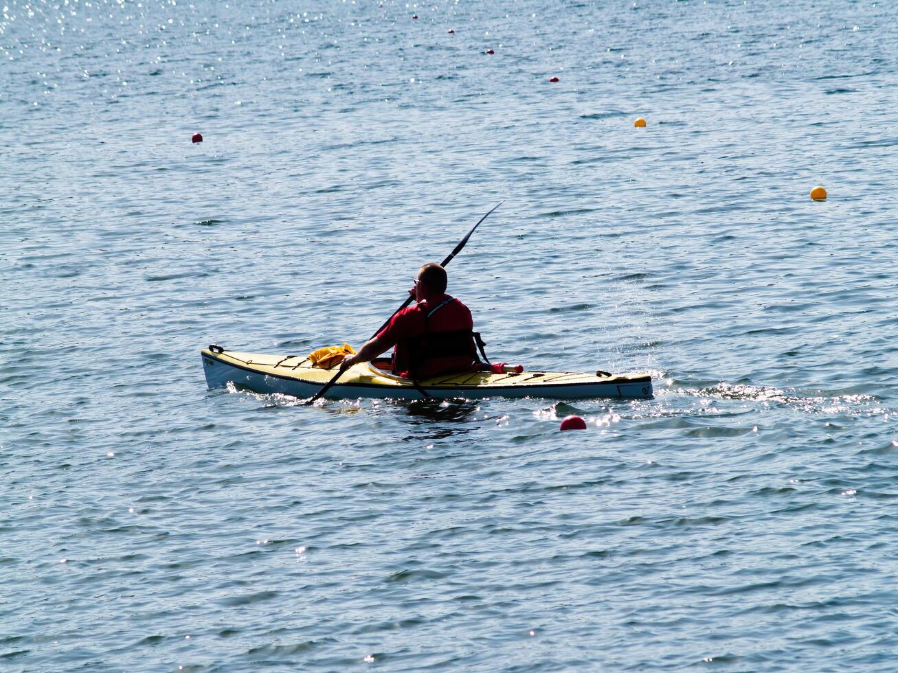 folsom, California, 2007 - hombre con remos en amarillo y blanco kayac en lago foto