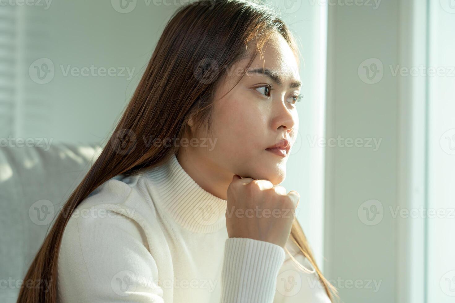 asiático mujer decepcionado, triste después recepción malo noticias. estresado niña confuso con infeliz problemas, discutiendo con novio, llorar y preocupación acerca de inesperado el embarazo. foto