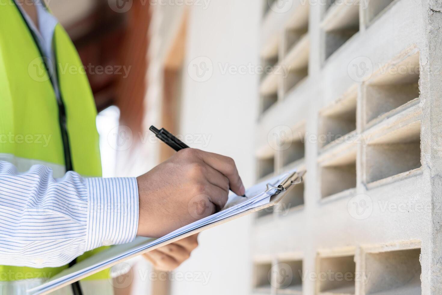 el inspector o ingeniero está inspeccionando la construcción y el aseguramiento de la calidad de la nueva casa usando una lista de verificación. ingenieros o arquitectos o contratistas trabajan para construir la casa antes de entregársela al propietario foto