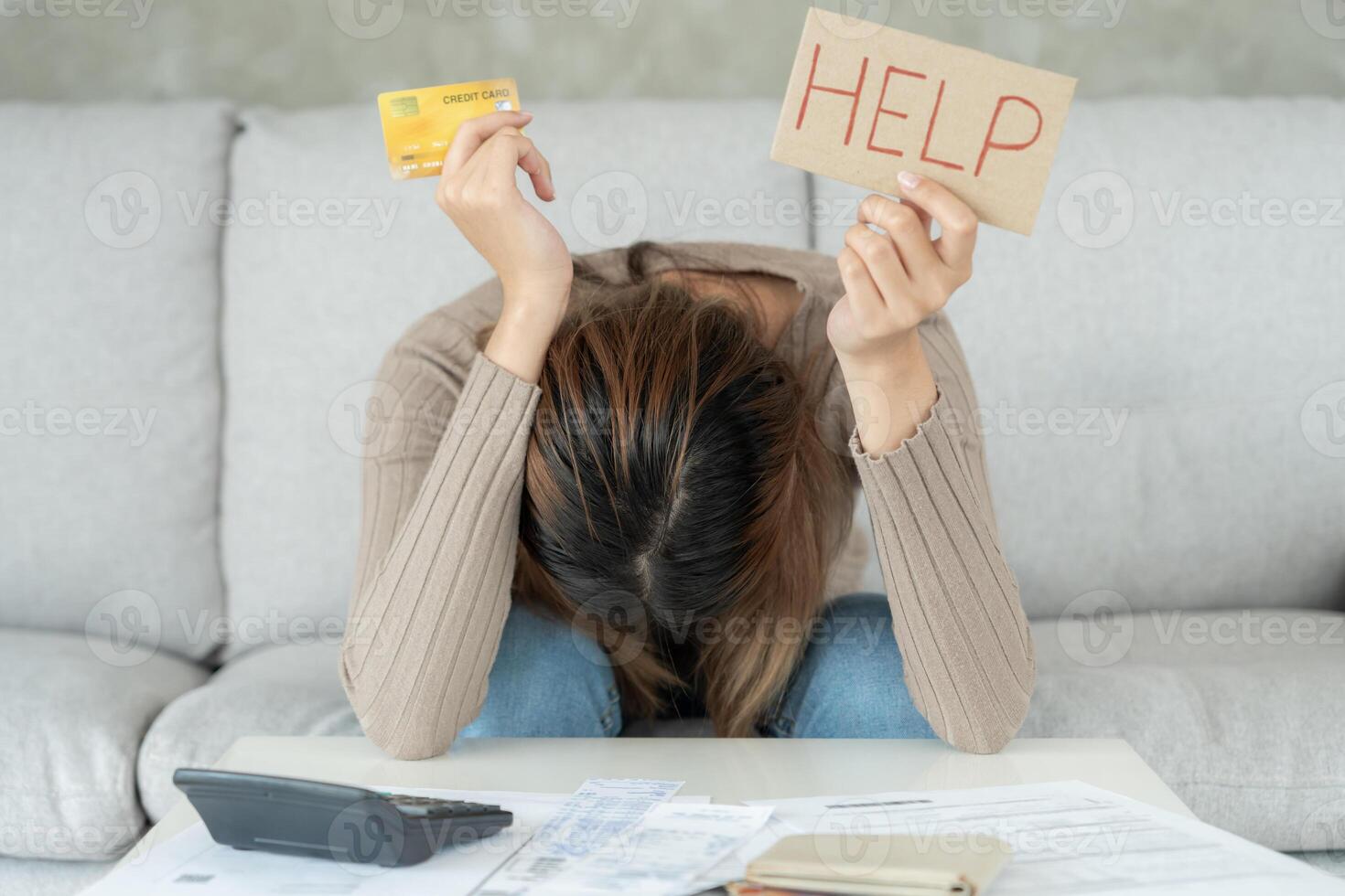 mujer estresada y con dolor de cabeza con grandes facturas o facturas sin dinero para pagar los gastos y la deuda de la tarjeta de crédito. escasez, problema financiero, quiebra, hipoteca, préstamo, en quiebra, pobre, billetera vacía foto