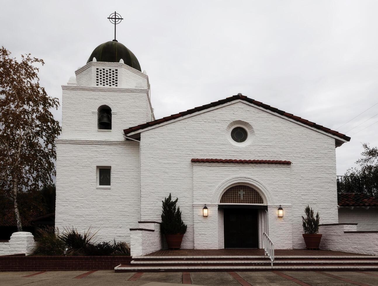 carmichael, California, 2012 - blanco adobe ladrillo cristiano Iglesia rojo techo losas foto