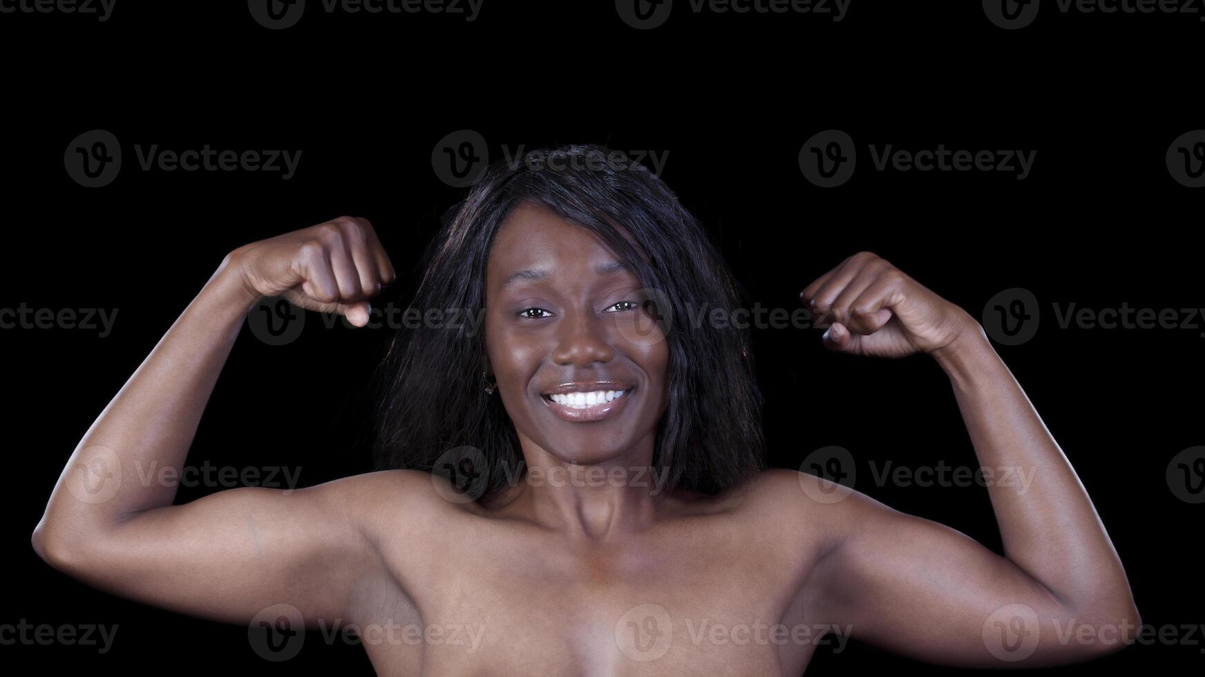sonriente africano americano mujer doble bíceps actitud foto