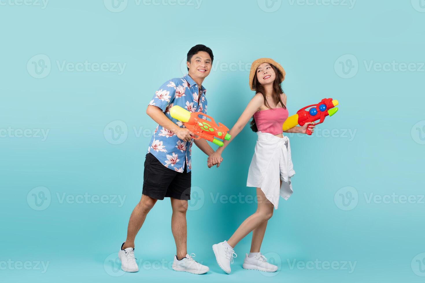 lleno cuerpo Disparo de asiático personas son utilizando agua pistolas jugar en el Songkran festival. estudio concepto foto