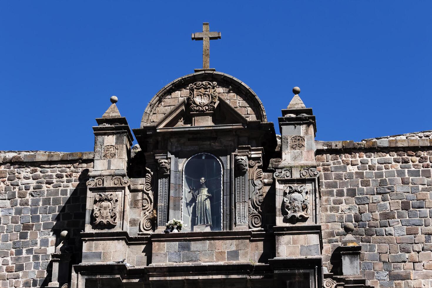 cusco, Perú, 2015 - arquitectónico detalle cruzar y estatua cristiano Iglesia sur America foto