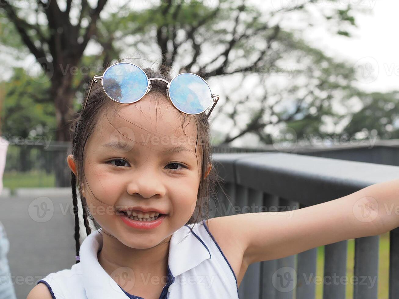 Mira a cámara niña hembra mujer persona personas niño Mira a cámara contento sonrisa estilo de vida fotografía cara juntos familia Chica de escuela tema amigo colegio educación estudiar hija pequeño disfrutar madre día foto