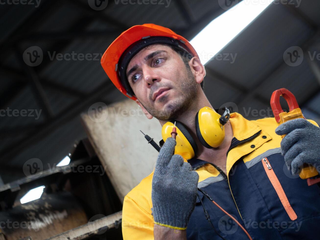 persona personas humano masculino hombre naranja color auricular película sonora walkie radio Copiar espacio joven adulto fotografía ocupación industria labor trabajo excesivo la seguridad problema peligro ingeniero fábrica dolor riesgo accidente foto