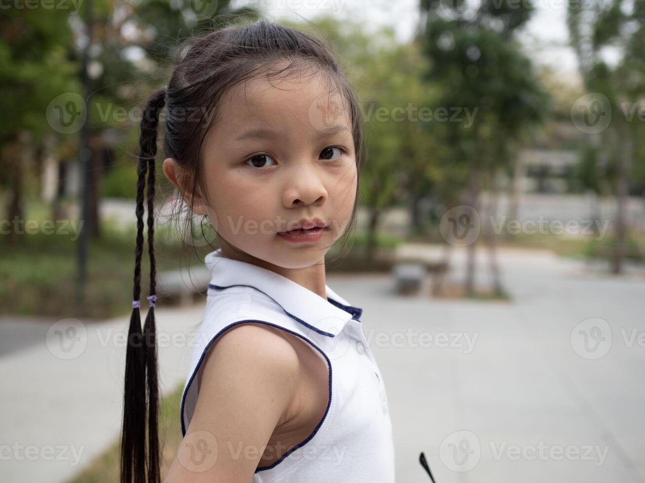 niño hijo niña niño mujer dama hembra persona personas Mira a cámara largo pelo Copiar espacio bonito hermosa retrato infancia linda estudiante madre padre día cara cerca arriba educación contento sonrisa modelo niño foto